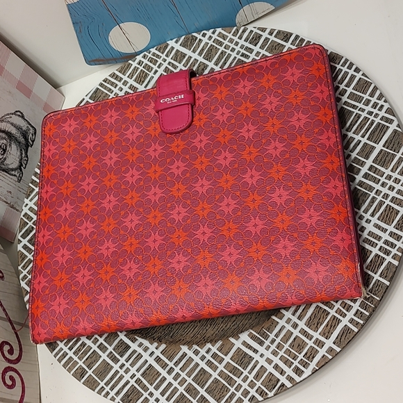 🥰UC Coach Brand Signature Monogram Leather IPOD/Tablet Case, Hot Pink/Purple - Picture 2 of 12